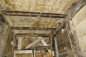 Deckenausfachung vom originalen Haus aus Lehm in Balkenlage eingepasst