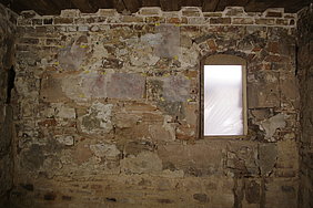 mit großen Steinquadern gemauerte Wand mit Fenster