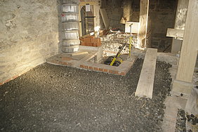 EIn Raum, dessen Boden mit Schaumglasschotter belegt wurde.