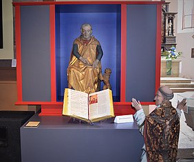 Altarrekonstruktion mit Hieronymus-Figur in der Mitte, ansonsten schmucklos
