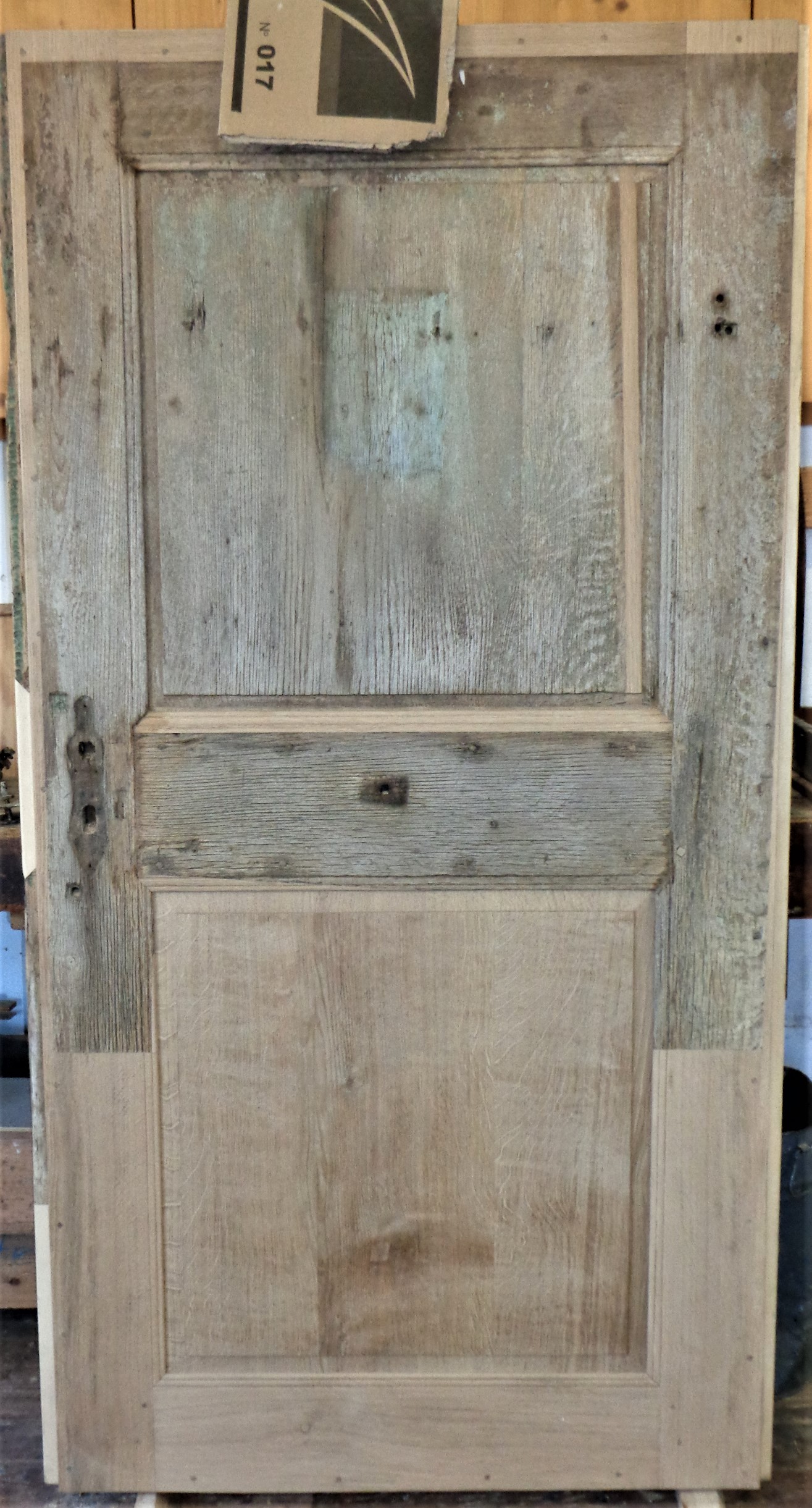 Historische Tür mit Ausbesserungen aus hellem Holz