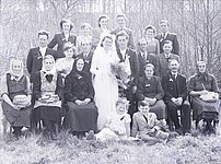 Gruppenbild einer Hochzeitsgesellschaft Aub, Mitte 1950er, Foto Adam Menth